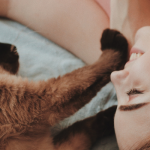 gatto-e-padrona-momento-coccole