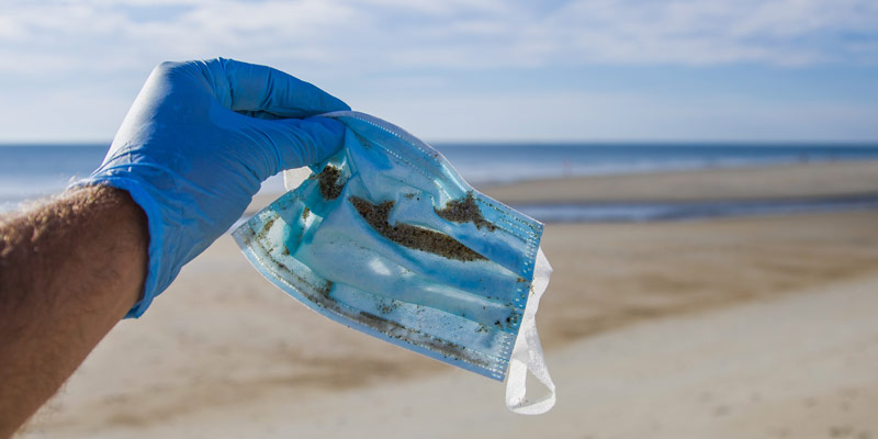 Più mascherine che meduse in mare? La triste previsione degli ambientalisti cover
